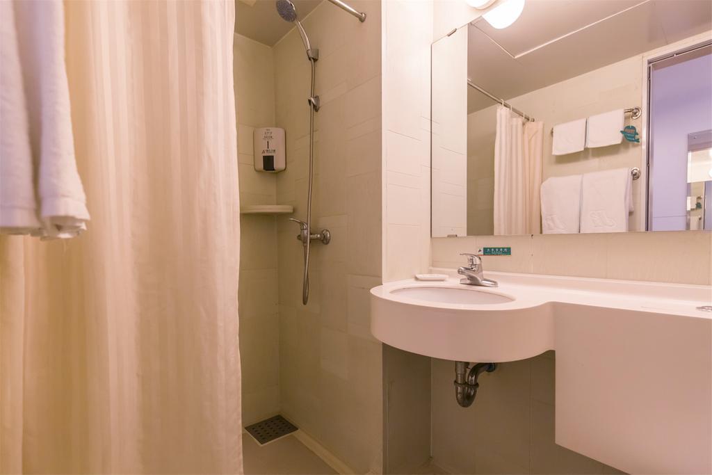 Jingjiang Maglev Station Hotel